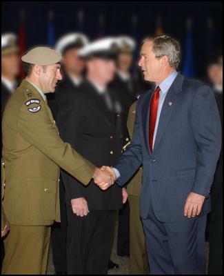 Lieutenant Colonel
(Lt Col) Peter Kelly, Commanding Officer 1st NZSAS Group,
receives the US Navy Presidential Unit Citation from
President George. W. Bush