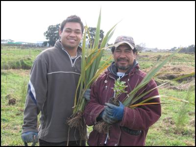 Valentine Willis
and Max Makianu at the Wai Care community planting
day
