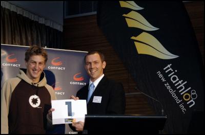 (l-r): First
entrant in the National Series, Wellington Triathlon Club
member Martin van Barneveld, is congratulated by Triathlon
New Zealand CEO David Beeche.</