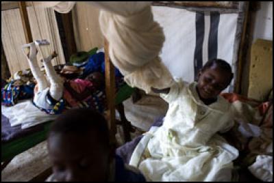 Francise Buswara
(7) and her brother Dany Rupiny (5). In the mobile hospital
in Bunia