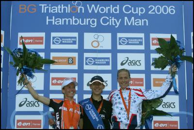 (L-R): Debbie
Tanner, Vanessa Fernandes and Laura Bennett (USA) on the
podium in Hamburg