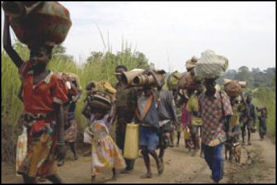 Children flee the
fighting in Bavi, Ituri and travel the 40km to Gety through
the forests