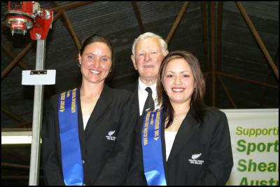 New Zealand
woolhandlers Sheree Alabaster (left) and Chelsea Collier,
with team manager John Wright of Alexandra, after their
success against Australia at Hay (NSW) last weekend.
(Shearing magazine photo).