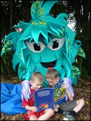Weedbusters mascot
Woody Weed joins Jack Bluett (4) and Conor Bluett (4) for a
weedy read.
