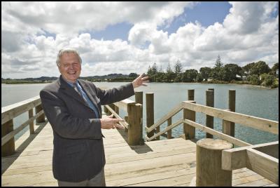 Could this be the
site? John Law says he will offer Orewa’s fishing jetty as
the site for a conference centre if Auckland misses the
boat.
