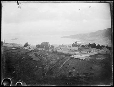 Looking East from
Devon Street towards the Terrace Gaol, with Oriental Bay in
the background. Photograph taken ca 1900s by Louis John
Daroux.