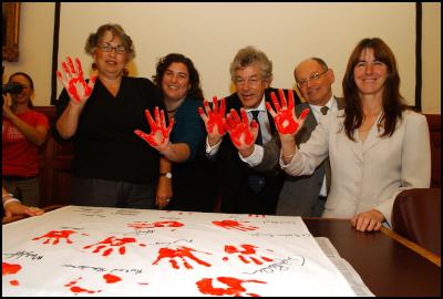From left: Auckland
City Councillor Penny Sefuiva, Leila Boyle, Richard Northey,
Neil Abel and Cathy Casey pledge for their support the bill
with hand prints.