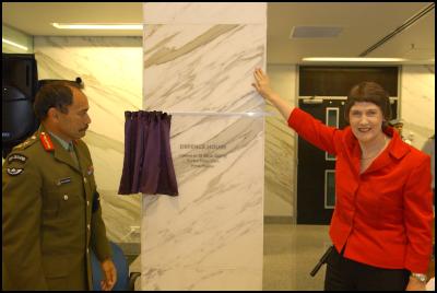 Lieutenant General
Jerry Mateparae looks on as Prime Minister Helen Clark
unveils the building plaque at the official opening of
Defence House in Wellington today.