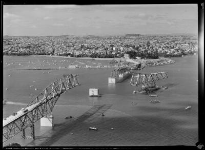 Auckland Harbour
Bridge under construction, with section of bridge being
manoeuvred into position on a barge, 29 November 1958.
WA-48833-G.