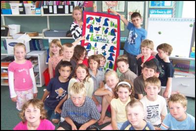 Room 3 Koputaroa
School proudly hold up their takahe quilt 