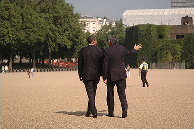 Mr Brown and Mr Obama walk
across Horseguards in central London. 