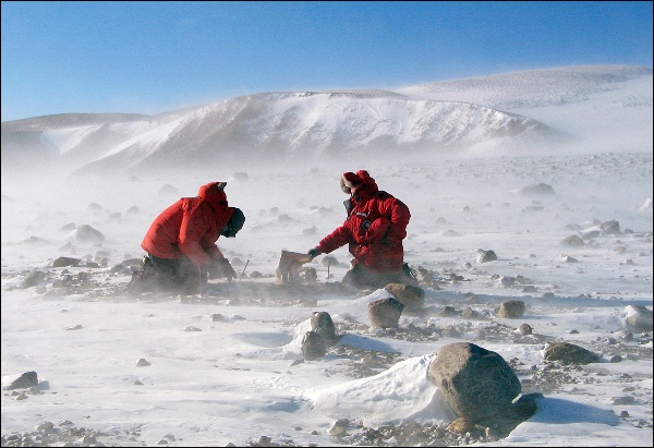 John Goodge and a colleague
collecting specimens in the Transantarctic Mountains.
Credit: John Goodge / University of Minnesota-Duluth. 