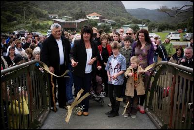 Waitakere Deputy
Mayor, Penny Hulse joins locals to walk across the new
“Story of an Eel” footbridge in Piha. 