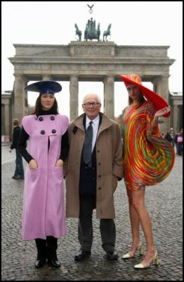 French fashion
designer Pierre Cardin poses with models in front of
Berlin’s landmark Brandenburg Gate 