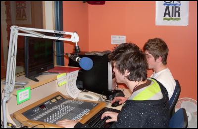Wellington Access
Radio Youth Certificate in Broadcasting students learn to
edit audio. Studio, microphone
