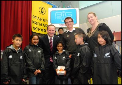 John Key with
Otahuhu Primary School kids and the apple