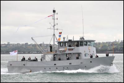 HMNZS Kahu sails
into Auckland Harbour for the final time before
Decommissioning, flying a 12m 'paying off pendant'. Under
the Command of LT Maurice 