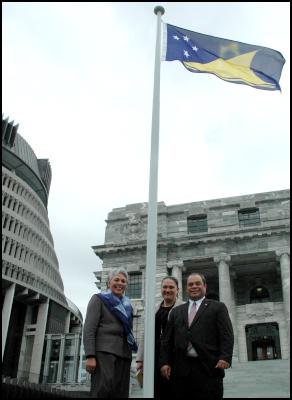 Labour Pacific MP's
Luamanuvao Winnie Laban, Su'a William Sio and Carmel
Sepuloni celebrate the new Tokelau flag flying on the
Parliamentary forecourt