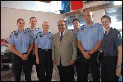 His Excellency The
Honourable Sir Anand Satyanand with New Zealand
representatives from RAMSI's Participating Police
Force