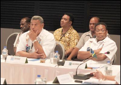 Solomon Islands’
Prime Minister Dr Derek Sikua and Prime Minister for Tuvalu,
Apisai Ielemia during a leaders discussion
yesterday.