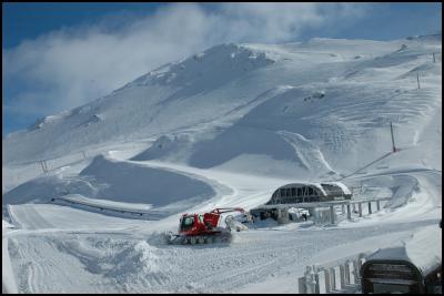 Snow, skifield,
skiing, The digger hard at work at Mt Hutt  Photographer:
Wendy van Dijk