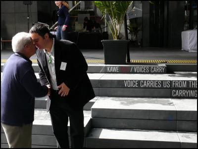 A new step for
Auckland Central City Library - Ngāti Whātua o Orākei
kaumātua, Bob Hawke with poet Robert
Sullivan.