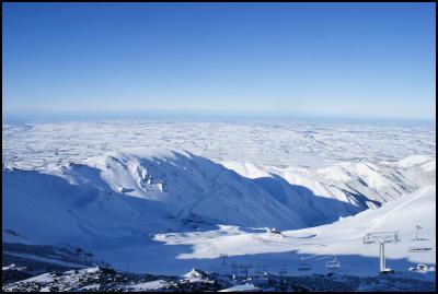 Mt Hutt ski field
with the Canterbury Plains in the distance