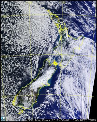 Satellite image of
the snow covering the South Island at the moment. This
latest image over New Zealand was created using data from
one of the MODIS sensors flying aboard NASA's EOS
satellites: AQUA (EOS-PM1), or TERRA (EOS-AM1). The data
were received at NIWA's satellite receiving station at
Lauder (Central Otago).