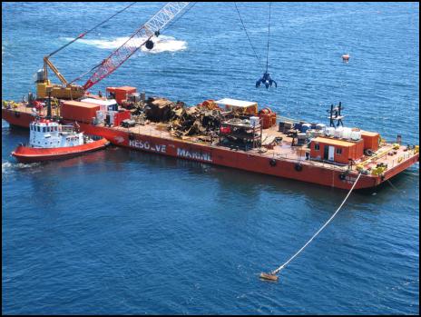 Hydraulic crane
lifting debris onto RMG280 barge