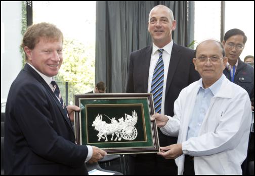 Fonterra’s
Chairman John Wilson and CEO Theo Spierings being presented
with a gift from Myanmar President Thein
Sein.