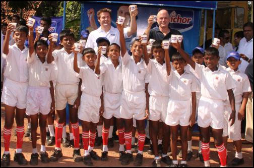 Fonterra Ambassador
Richie McCaw and Fonterra Managing Director Co-operative
Affairs Todd Muller toast to Anchor at a local school in
Colombo. 