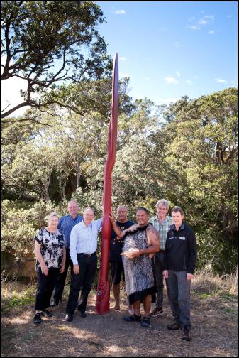 A pou, symbolising
a paddle, was unveiled to mark the launch of Te Ara Moana.
From L-R: Cr Sandra Coney, Franklin Local Board Chair Andy
Baker; Mayor Len Brown, James Brown (Ngai Tai), Hauauru
Rawiri (Ngati Paoa), Auckland Council Chief Operating
Officer Ian Maxwell and Manager Parks, Sports and Recreation
Mace Ward.
