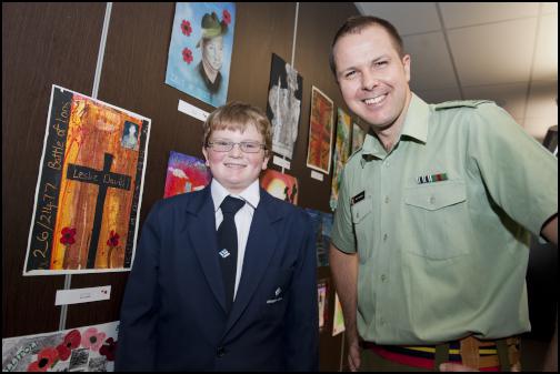 Winner of Operation
ANZAC Spirit 2013, 11 year old Sam Sutcliffe, of Northland
with NZ Defence Force Artist, Captain (CAPT) Matt
Gauldie.