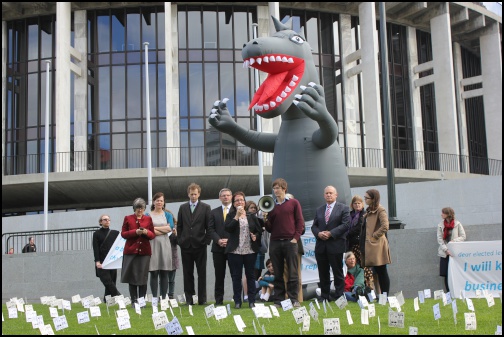 Five-metre high
dinosaur with Green Party co-leader Russel Norman,
Labour’s climate change spokesperson Moana Mackey and
transport spokesperson Iain Lees-Galloway, and New Zealand
First’s associate climate change and transport
spokesperson Denis O’Rourke.