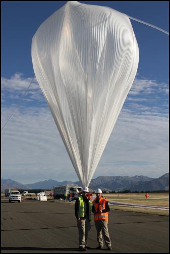 Columbia Scientific
Balloon Facility Site Manager Dwayne Orr (left) with Wanaka
Airport Operations Manager Ralph Fegan on launch
day