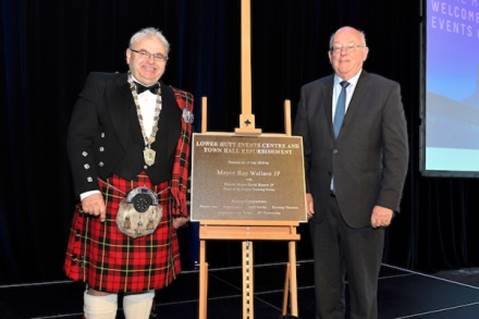 Mayor Ray Wallace
(wearing Wallace tartan) and Deputy Mayor David Bassett with
the plaque commemorating the opening