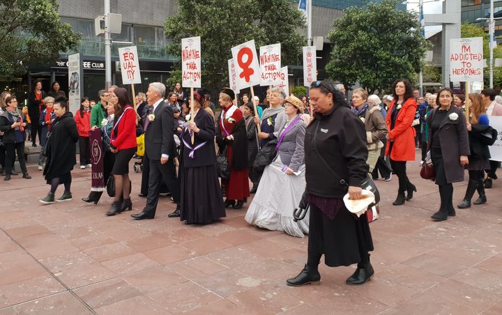 Aucklanders attend
the 'sunrise ceremony' to celebrate Suffrage Day in 2018.
Photo: RNZ/Anneke Smith 