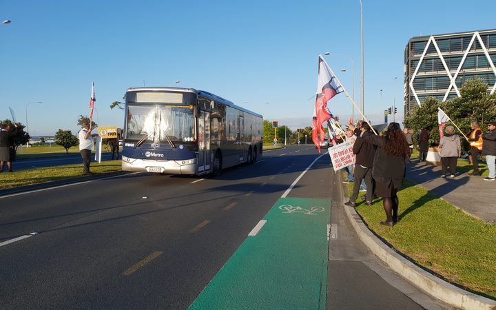 Bus drivers are on
strike in Auckland. Photo: RNZ / Gill Bonnett
