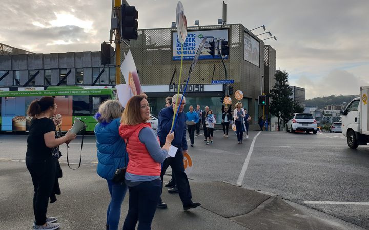 Teachers striking
in Ponsonby say the ministry's offer is 'too little too
late'. Photo: RNZ / Katie Scotcher