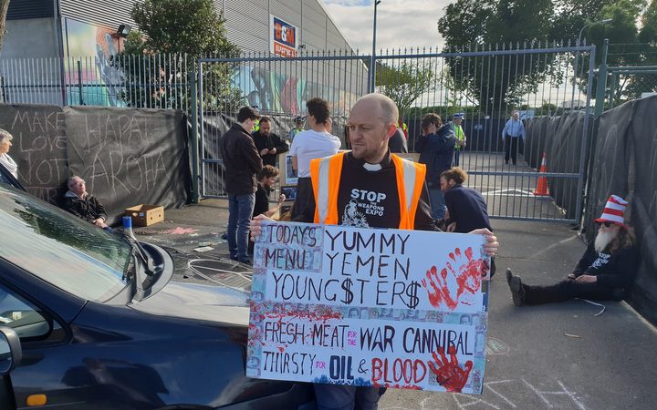 Placard: Today's
Menu / Yummy Yemen Young$ter$ / Fresh meat for the war
cannibal thirsty for oil and blood