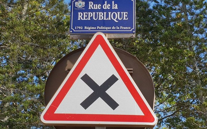 sign for Rue de la
Republique, no entry