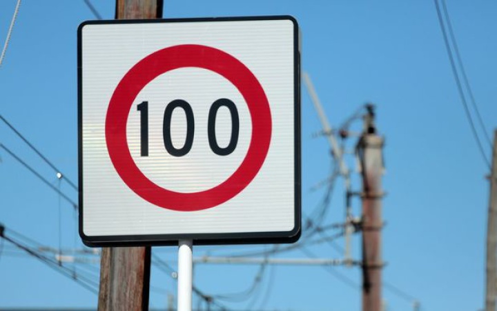a 100 speed sign