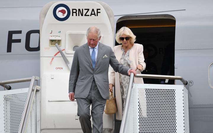 Prince Charles and
the Duchess of Cornwall exiting the door of an RNZAF
aricraft